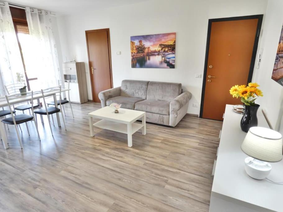 Апартаменты Welcome House Desenzano Center Дезенцано-дель-Гарда Экстерьер фото