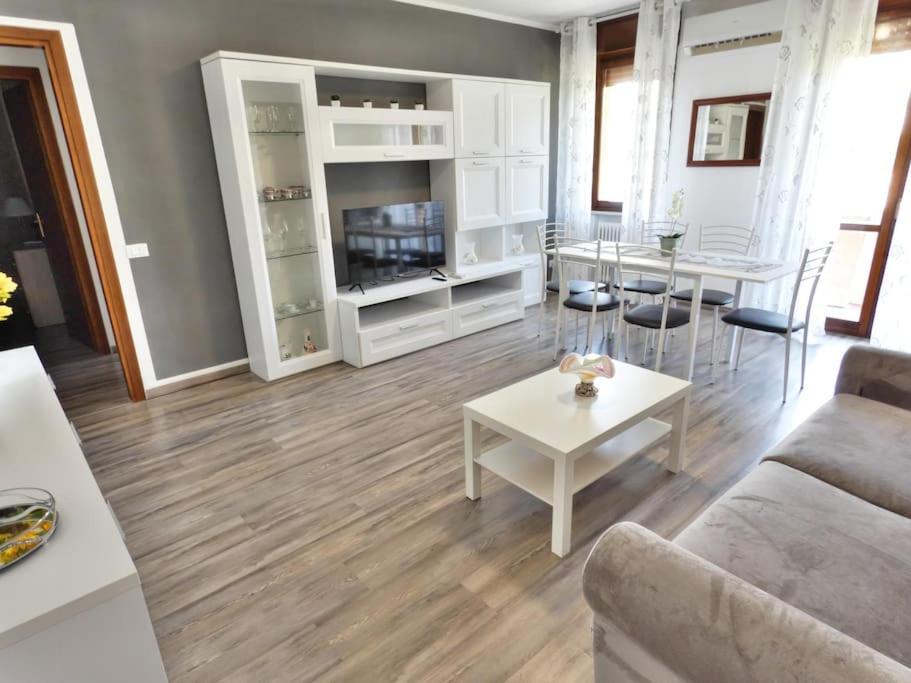 Апартаменты Welcome House Desenzano Center Дезенцано-дель-Гарда Экстерьер фото